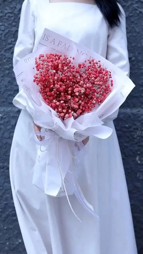 手捧满天星来见你心形满天星花束包装教程