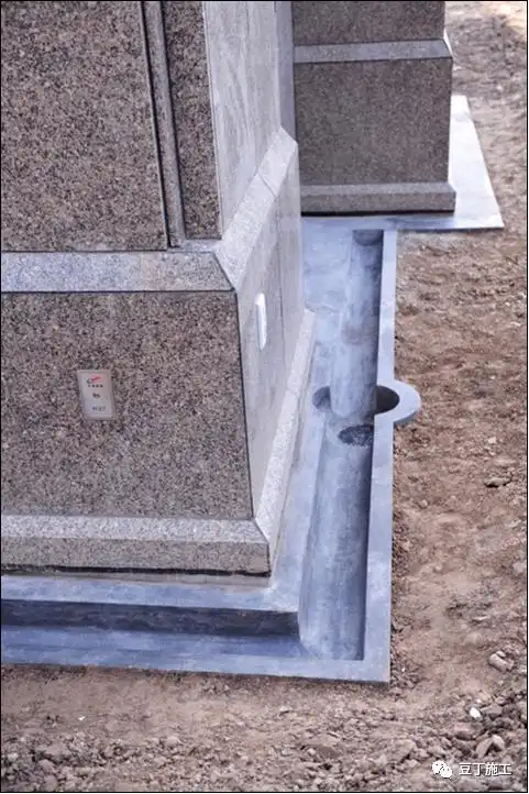 散水坡与墙面设置伸缩缝,密封胶填嵌密实