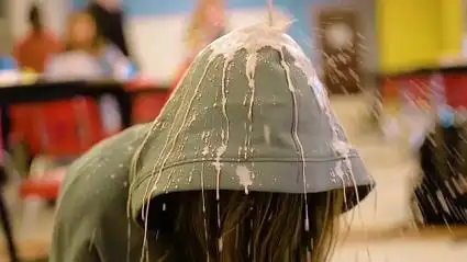 女孩好好学习遭妒忌,被校霸用奶浇在头上,结局尴尬《高考》