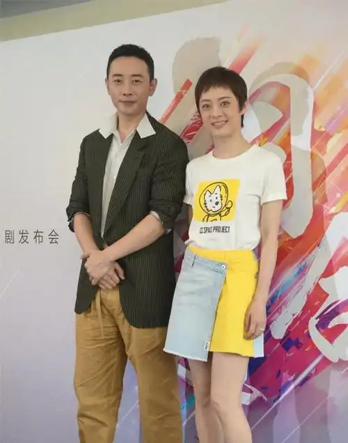 孙俪和邓超一起亮相秀恩爱红色荷叶边衬衫搭配西装裤减龄洋气