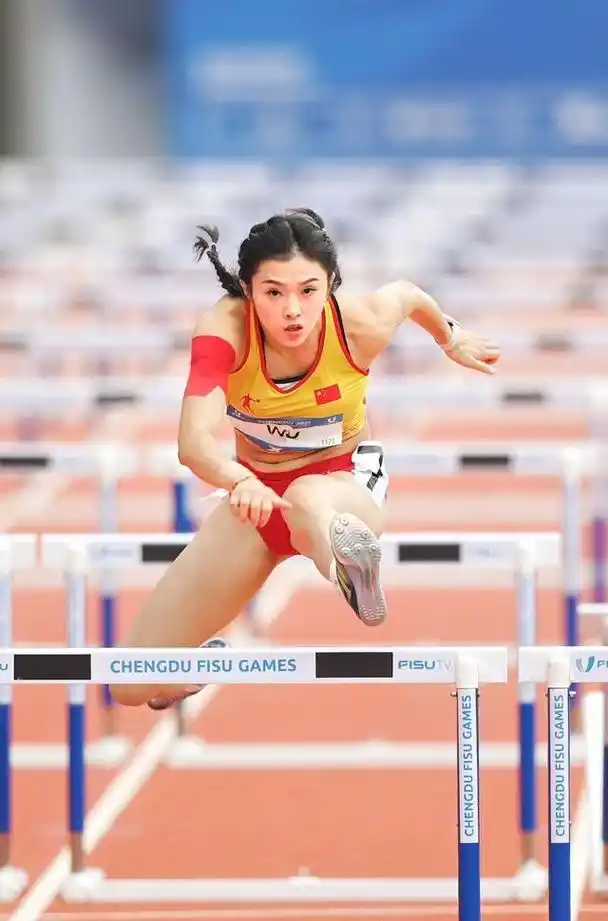 8月3日,成都大运会田径女子100米跨栏第1轮比赛现场,吴艳妮冲线.