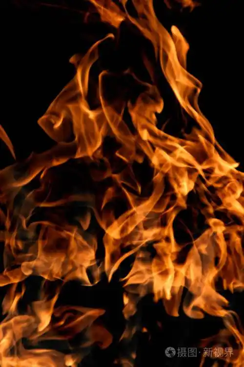 黑色背景上的火焰