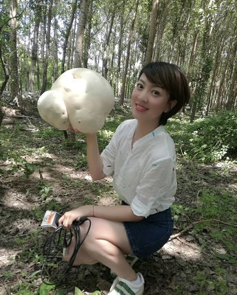 辽宁台主持人朱霞被停职,因直播发表不当言论,网友评论区起争执