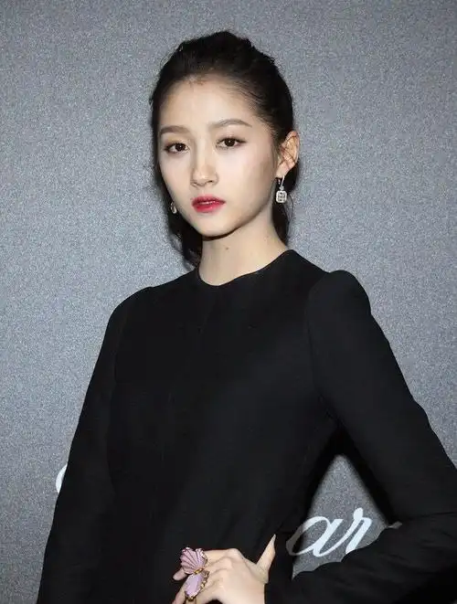 原创关晓彤现身活动一身黑造型非常出挑只是斗鸡眼不太聪明的样子