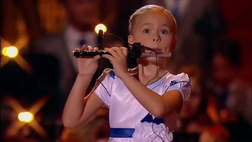 俄罗斯3岁小女孩短笛演奏《山鹰之歌》清澈的双眸闪着灵气