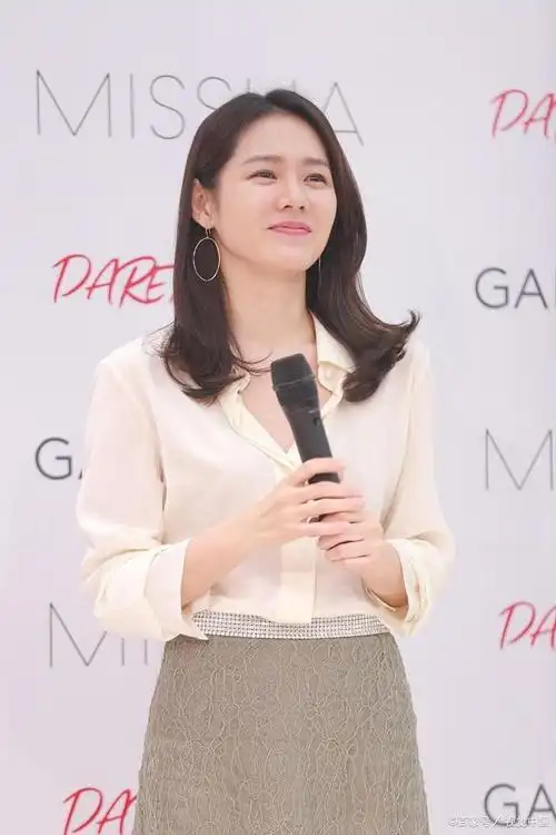 行走的画报!孙艺珍前往纽约看展,身穿蓝色牛仔裙,像怀了二胎!