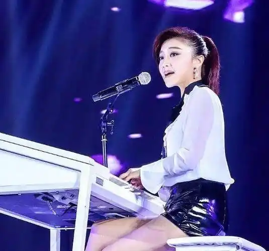 玖月奇迹王小玮近照曝光,穿蓝色丝绒套装,像"霸道女总裁"!