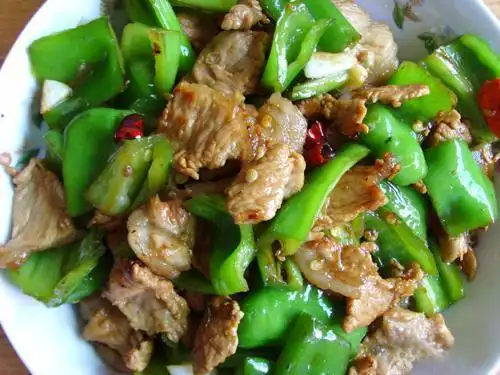 炒猪肉时,一定不要直接下油锅!炒前多加「这1步」,又香又嫩