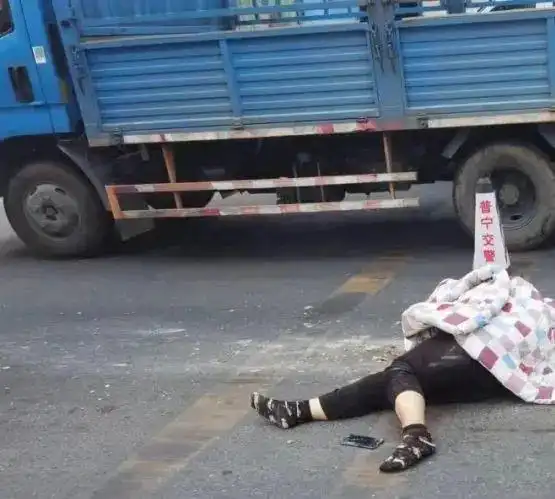 普宁大货车与电动车碰撞一女子当场身亡