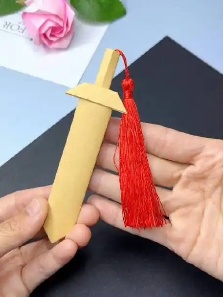 宝剑,非常简单,快来试试吧#幼儿园创意亲子手工##亲子手工##折纸#小熊