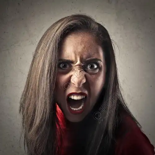 咆哮的愤怒的女人