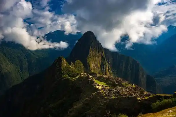 金马伦高原是一个位于马来西亚霹雳州的高原地区,以其壮丽的自然风光