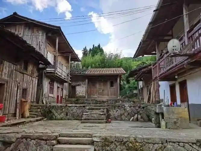 走进长坑村,与云雾结伴行,乡村新闻官带你探寻云端上的古村落