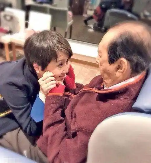 被何猷君亲吻脸颊,站c位显老又太憔悴_时候_妈妈_时尚