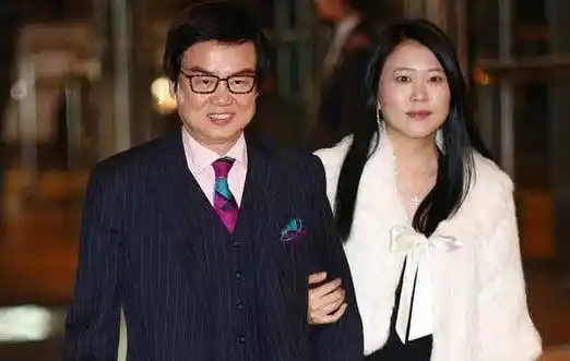 黄百鸣与小24岁袁洁莹合唱,深情对视被摸身材口,也不怕老婆看见吗