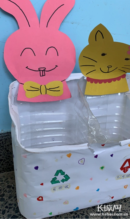 用废旧塑料瓶做成的简易分类垃圾箱.通讯员 供图