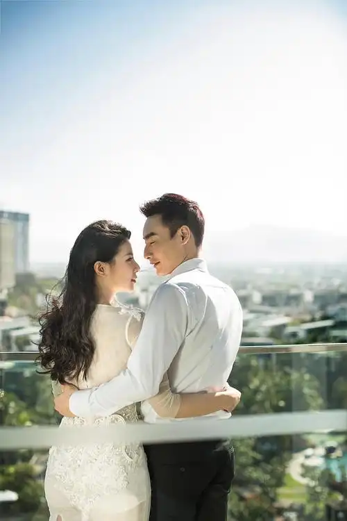 秦凯何姿婚纱照曝光 水中湿身托举(组图)