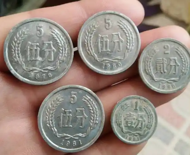 但也有一些特殊版本的人民币,即使品相一般,也能因其独特的历史背景或