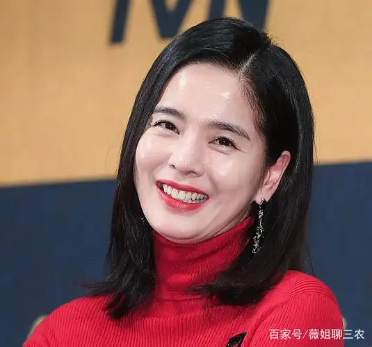 发布会郑慧英红装抢镜,吕珍九李世英花式比心cp感十足