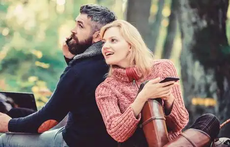 情侣对话框交流现代人总是参与网络交流.网瘾.在线生活现代科技.