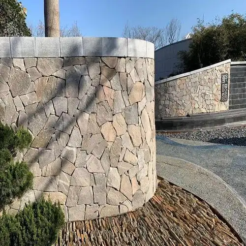 黄锈色垒墙石 砌墙石 挡土墙毛石 不规则毛石手搬块