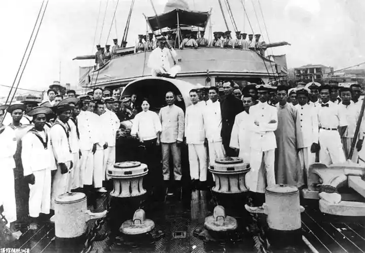 孙中山在永丰舰上.孙中山的很多做法,在民国时期争议很大.
