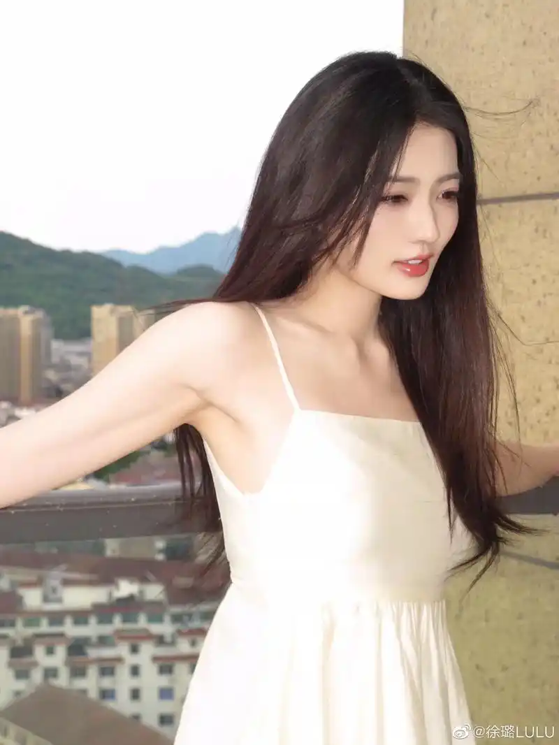 徐璐的一组美照曝光,她身穿吊带裙披散一头黑长直,气质清纯,嘴 - 抖音