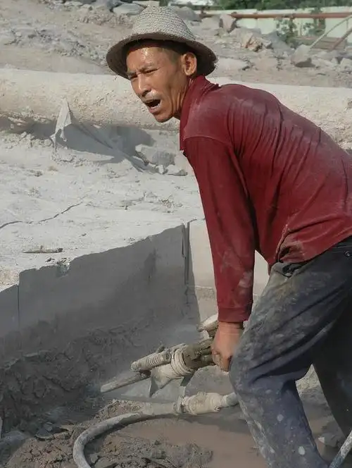 探访农民工老张的一天看完满是心酸农民工太不容易了