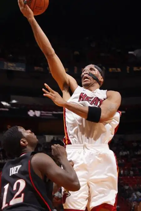 图文:[nba]76人负热火 马里昂上篮