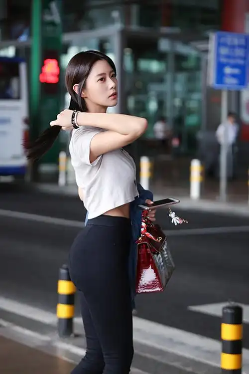 clara克拉拉现身机场 飘逸长发秀蛮腰