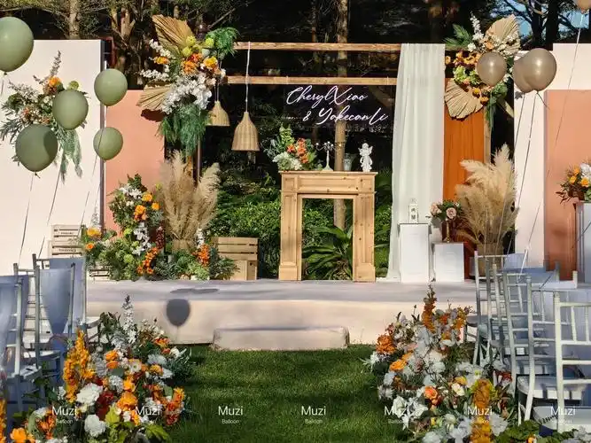 秋色绿白户外婚礼布置.虽然立冬都过了,有一丝秋意加一点炎热. - 抖音