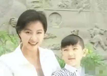 回顾李瑞英工作28年零失误突接儿子坠楼消息她含泪说出22字