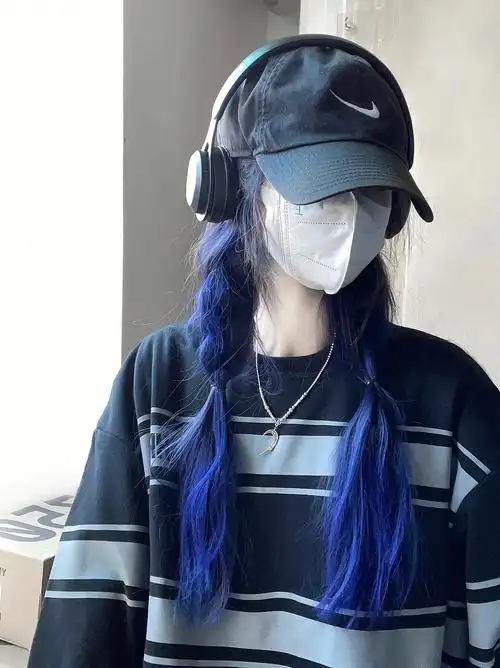 蓝色发色配上中长发真的很好看好嘛