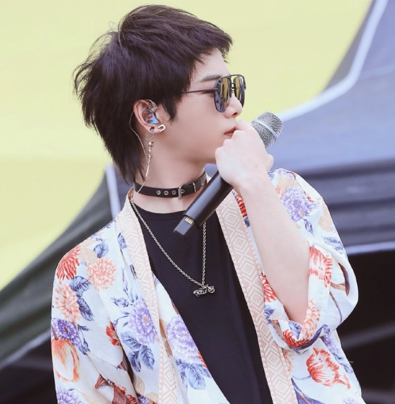 华晨宇穿睡袍,扎丸子头的照片曝光,歌迷委婉评论很暖心!