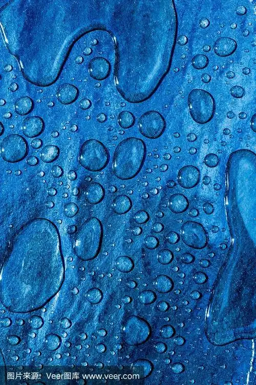 美丽的自然雨滴图案在蓝色户外瓷砖的背景