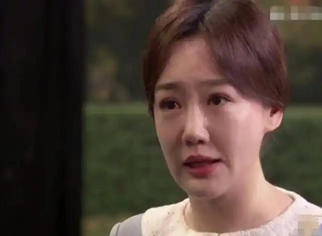 41岁薛佳凝久违亮相,脸部僵硬被指显老,网友感叹:岁月不饶人