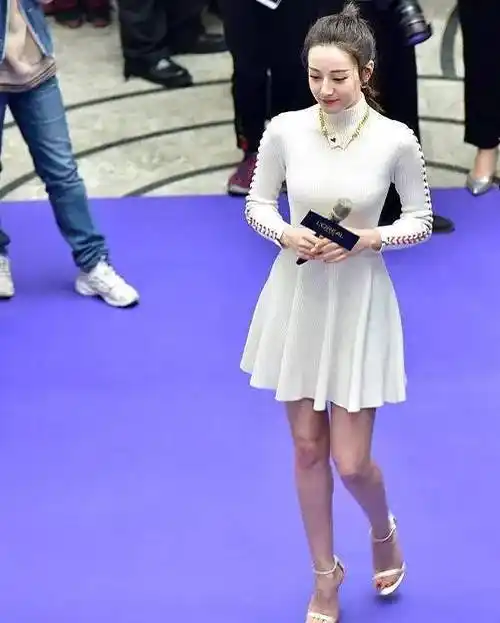 而有着1米68身高的迪丽热巴,也是众所周知的衣架子了,尽管身上搭配的