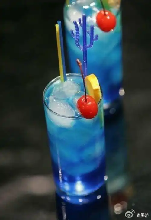 蓝色冰镇果汁,你想要咩?