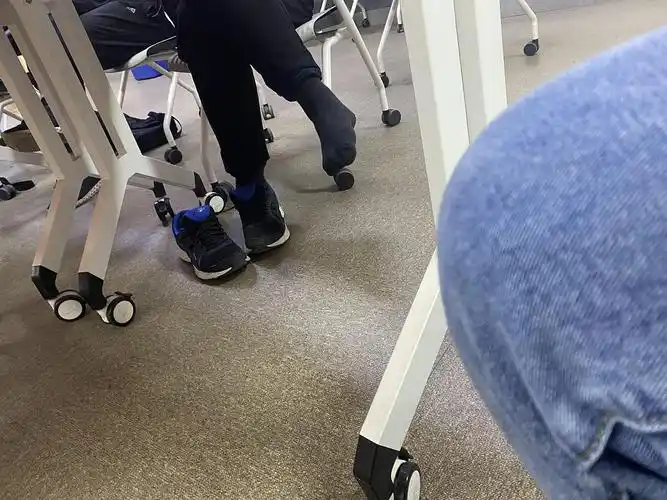 我又想起来上学期选修课(lz和同学因为被熏得没办法全程戴口罩) 教室