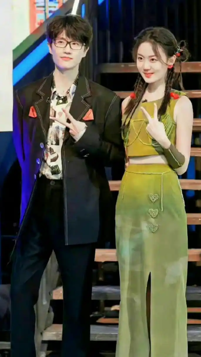 许嵩冯禧十指紧扣