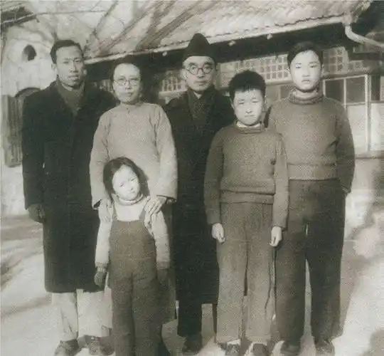 原创要养六个孩子妻子瞒他去卖血他却不愿领救济粮称这是种侮辱