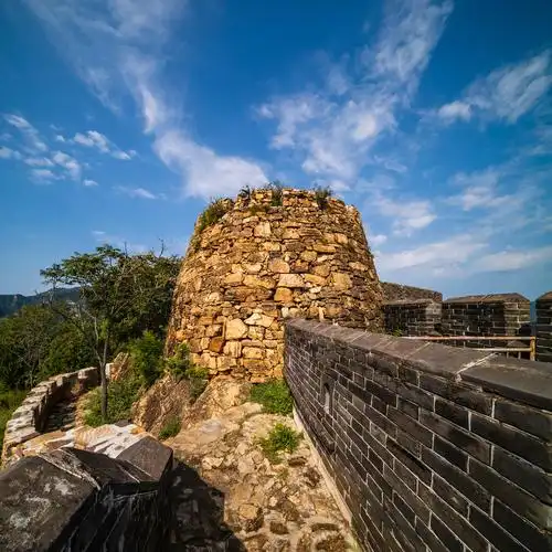 烽火台: 明朝圆形烽火台,迄今保存比较完整的.位于天津与河北交界处.