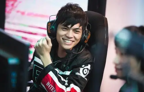 在官方宣传片中,身穿2016edg夏季赛队服的mouse笑着站在镜头前,对观众