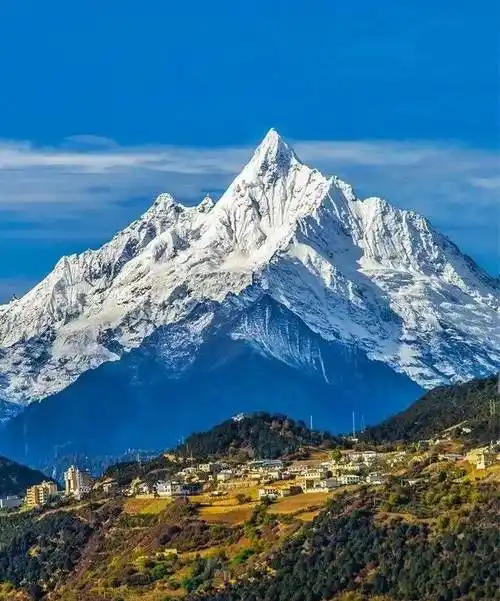 中国最美的十大名山之一如今无人登顶的圣地梅里雪山