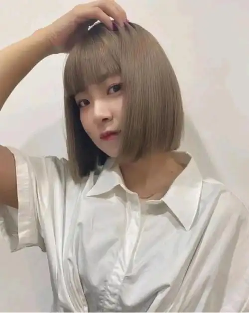 奶茶色短发更显气质