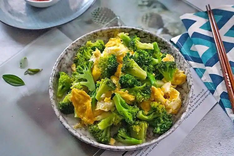 教你家常美味的西兰花炒鸡蛋营养好吃还能解馋不愁孩子没胃口