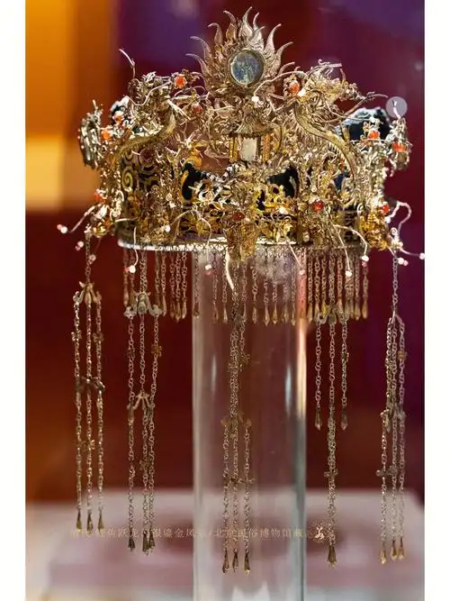 清代的鲤鱼跃龙门银鎏金凤冠富贵迷人眼