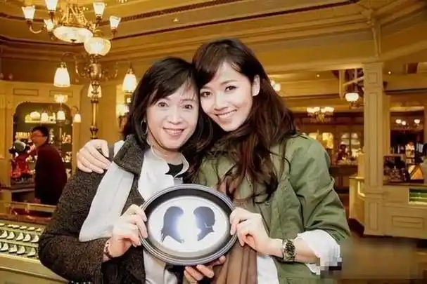 "最强情妇"林月云:占着闺蜜老公31年,生下侯佩岑,获亿万遗产