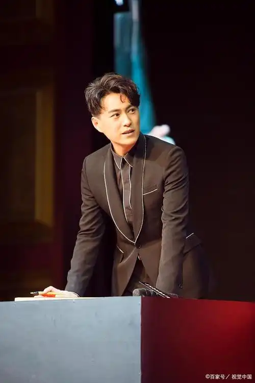 靳东,演了这么多年戏,何不如换种方式演戏