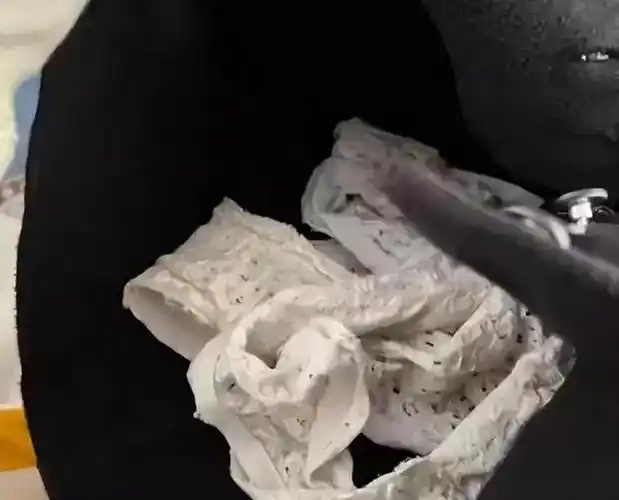 山东青岛孟女士网购了一条女士牛仔裤,发现里面遗留一条内裤.